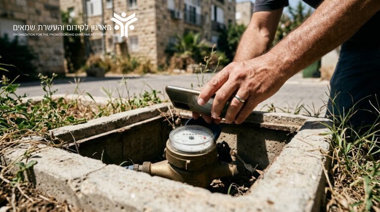 קריאת מד מים בארון מונים פתוח בכניסה לבניין
